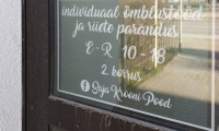 kleebistekstid-uksele